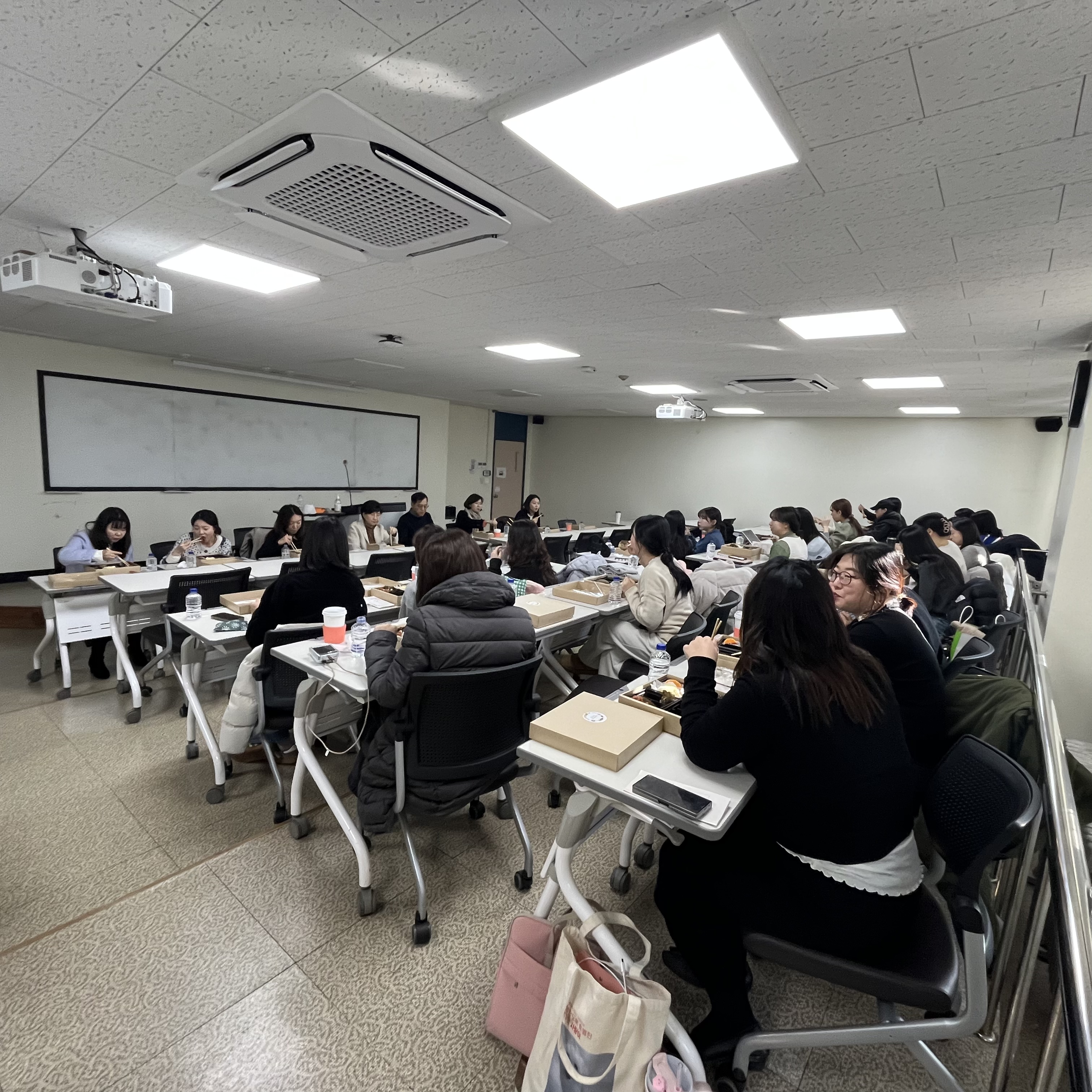 간담회